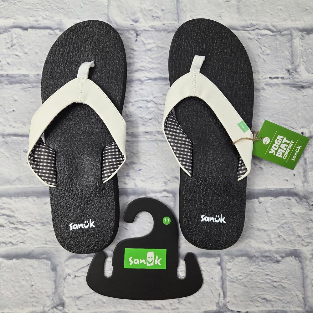 NWT Sanuk Women's Yoga Mat Thong Sandals White Black Athleisure Comfort sz 11